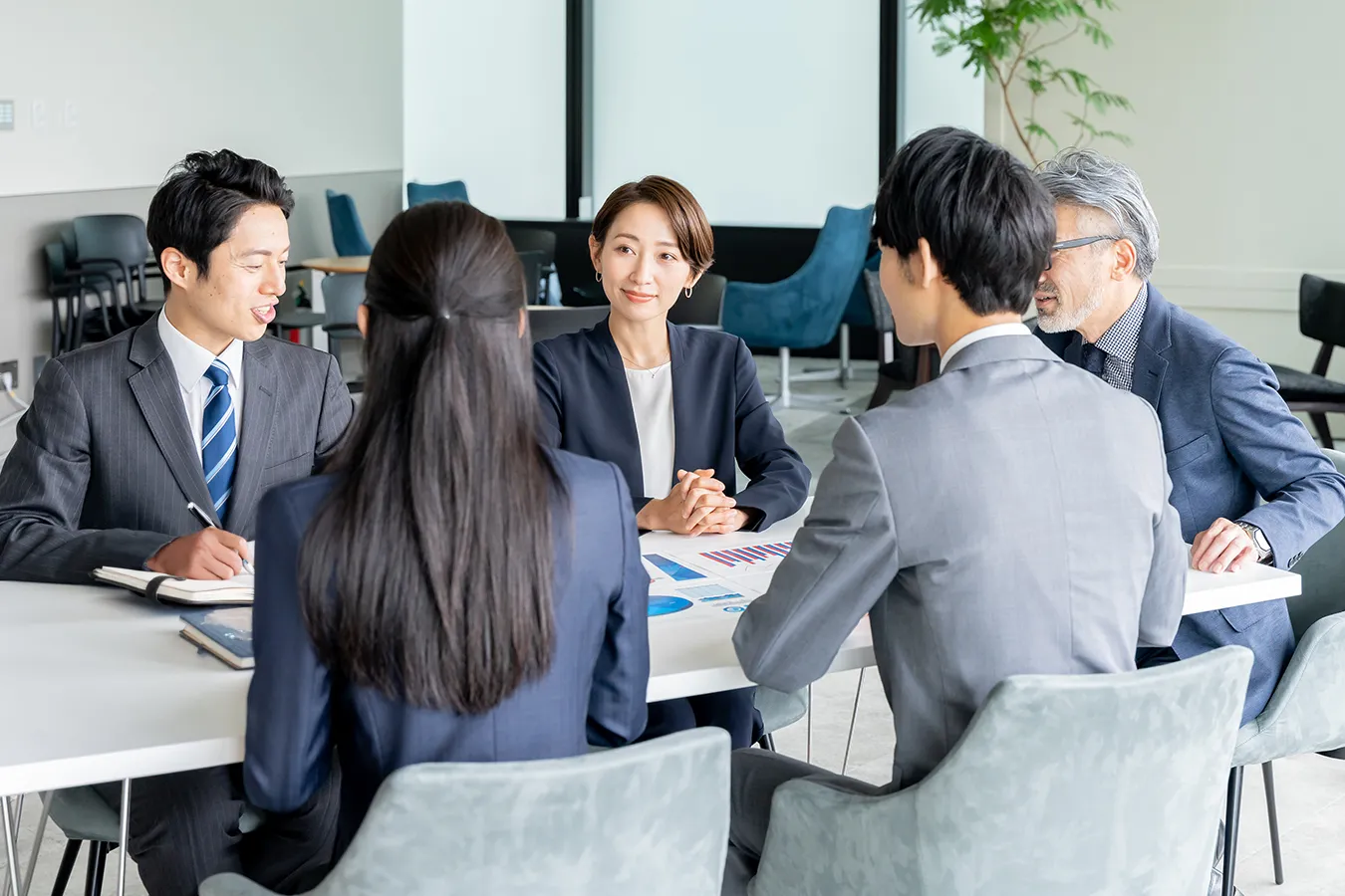 人々が集まって会話している写真