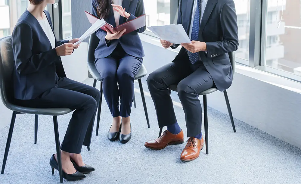 スーツ姿の男女