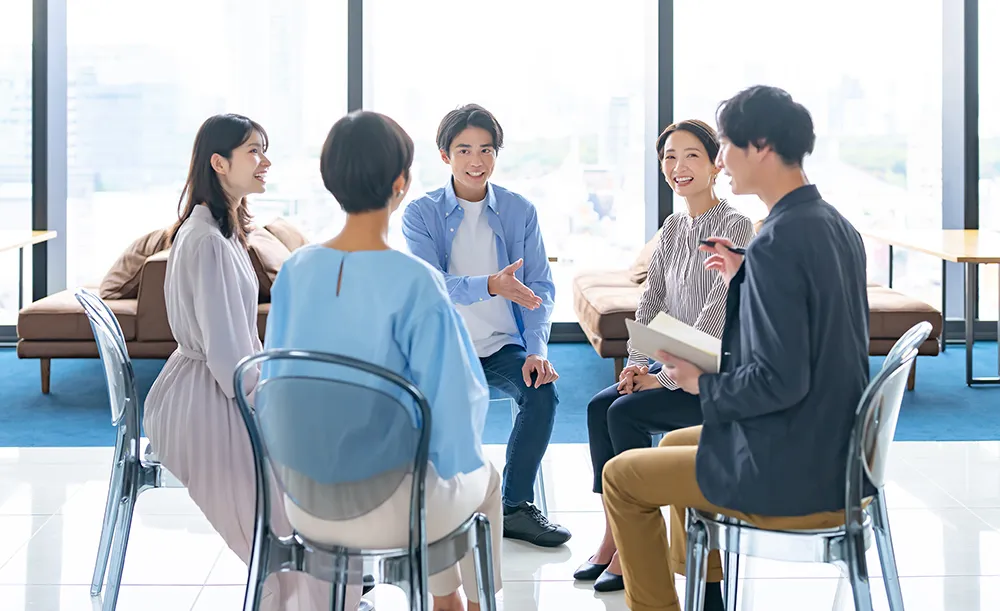 若手中心に楽し気に会議をしている様子