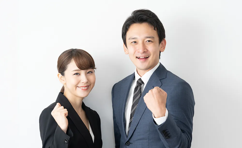 スーツ姿の男女